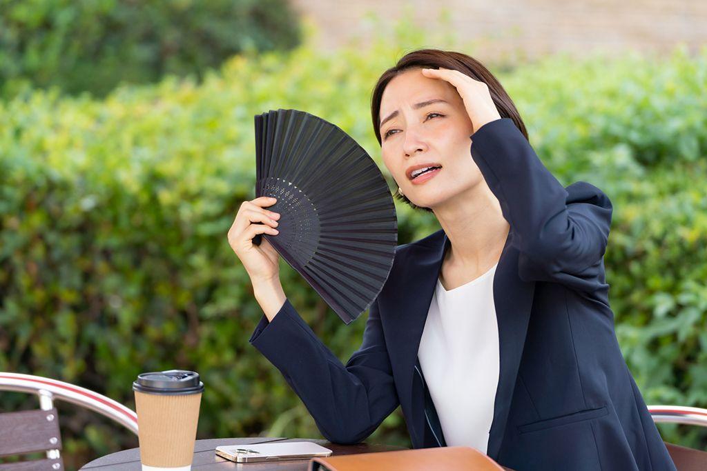 女性　更年期　ホットフラッシュ　暑い　扇子