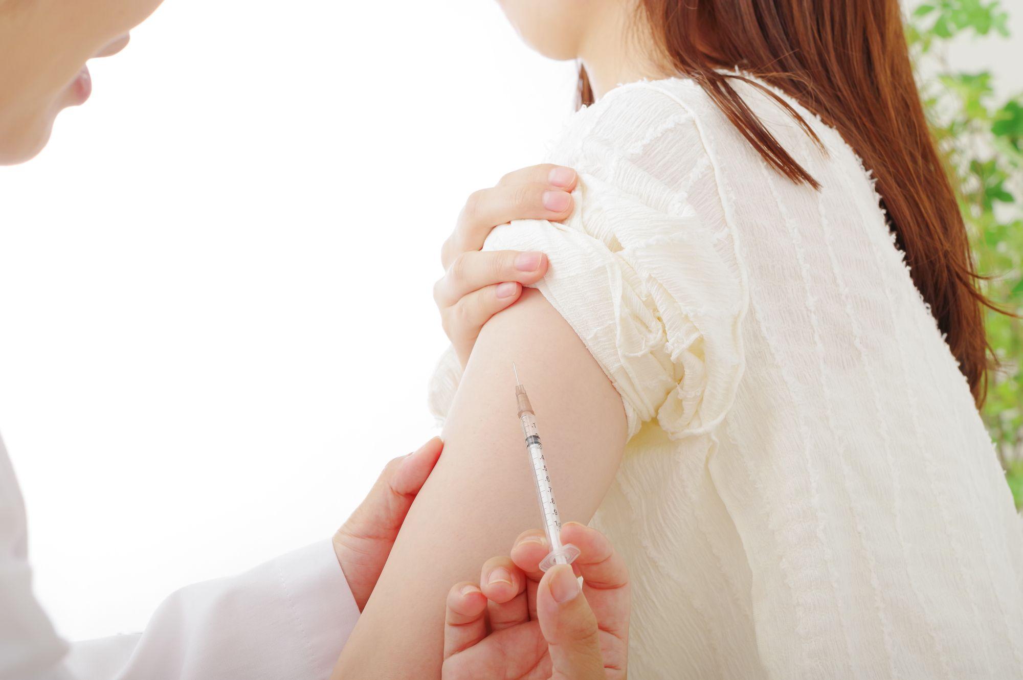 ワクチンを接種している女性の腕