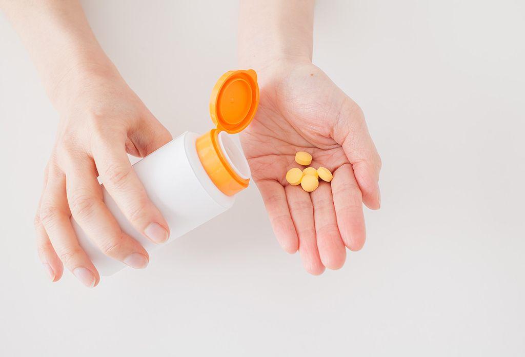 サプリメント　錠剤　手