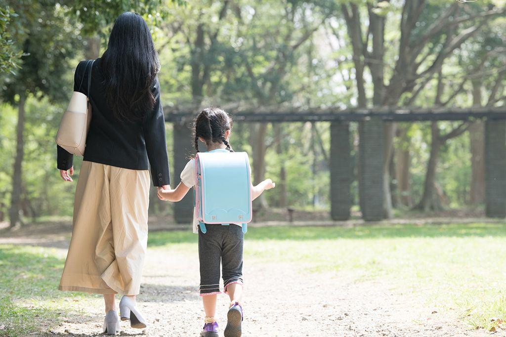 女性　子ども　女児　親子