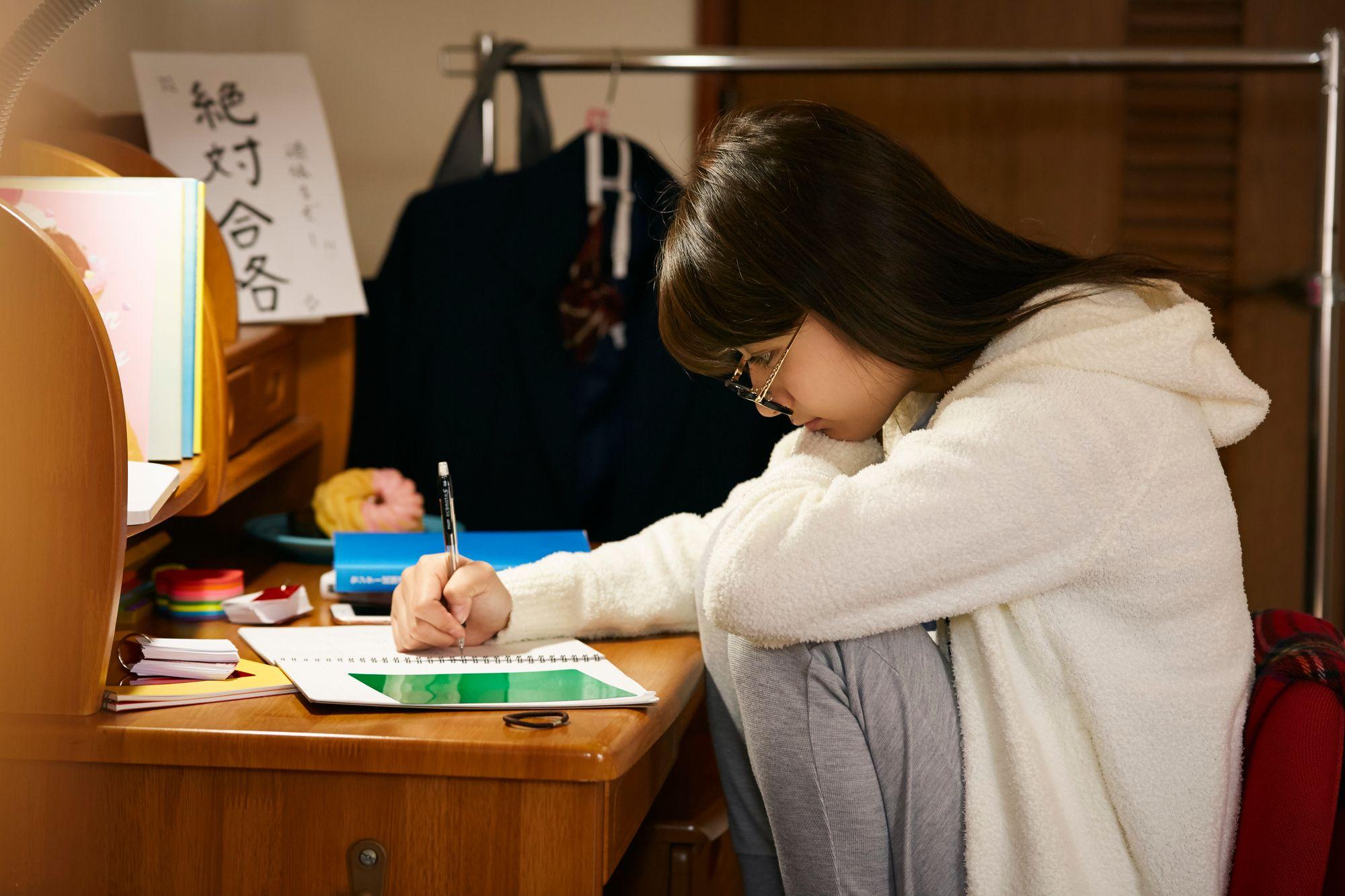 女子学生の受験勉強