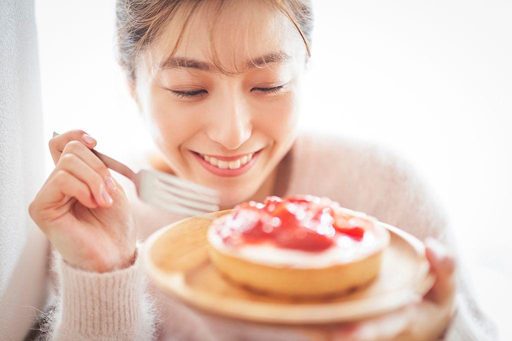 女性　パンケーキ　