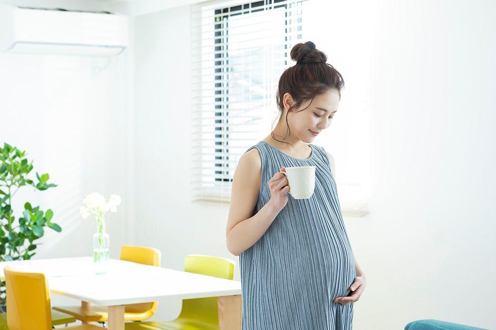 妊婦　コーヒーカップ