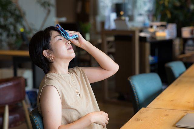 女性　汗　暑い