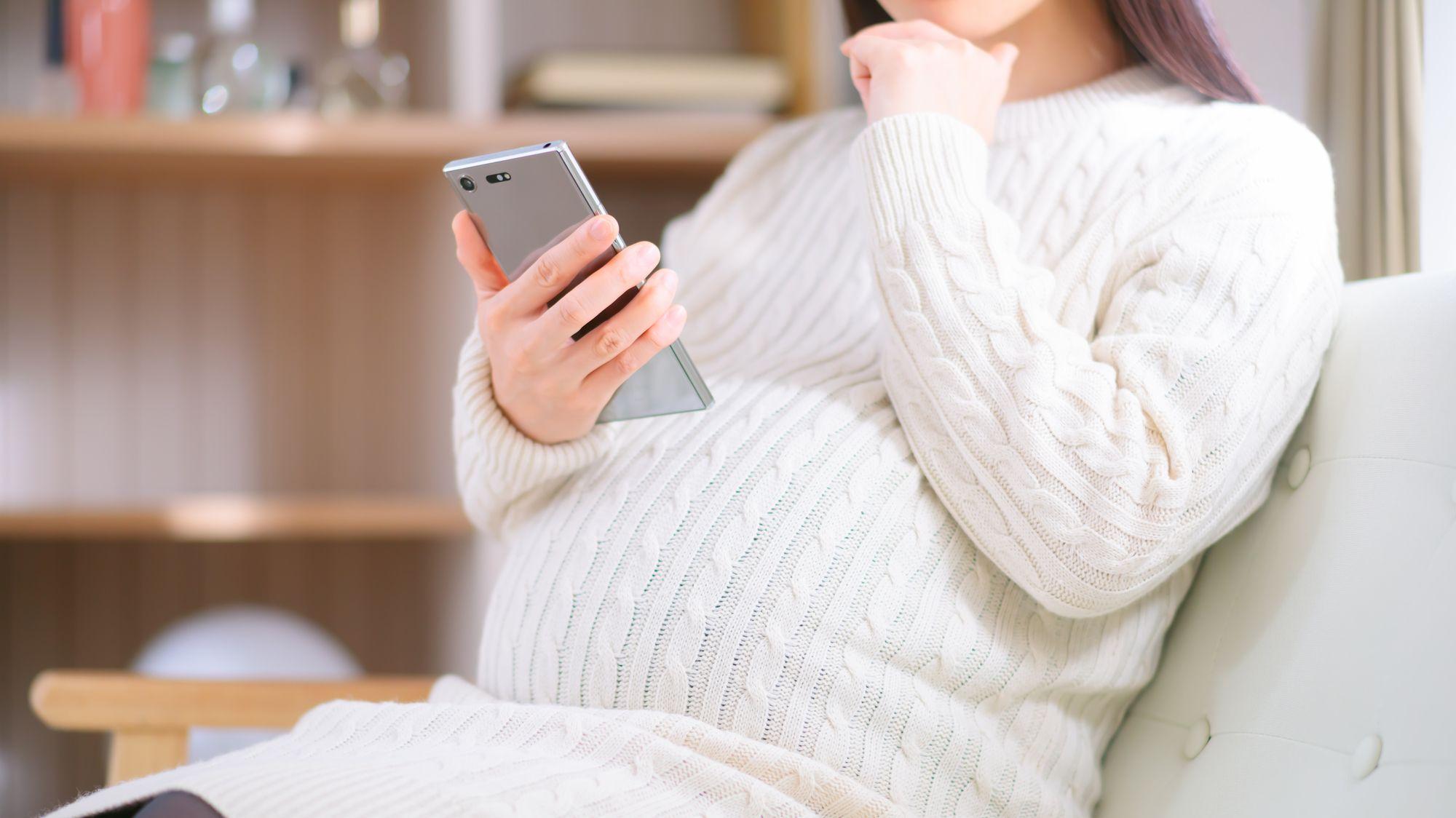 妊婦が悩んでいる姿