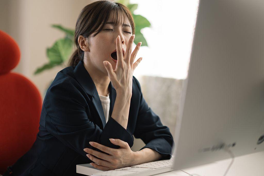 女性　眠い　仕事中　オフィス