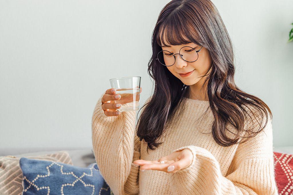 女性　薬　飲む