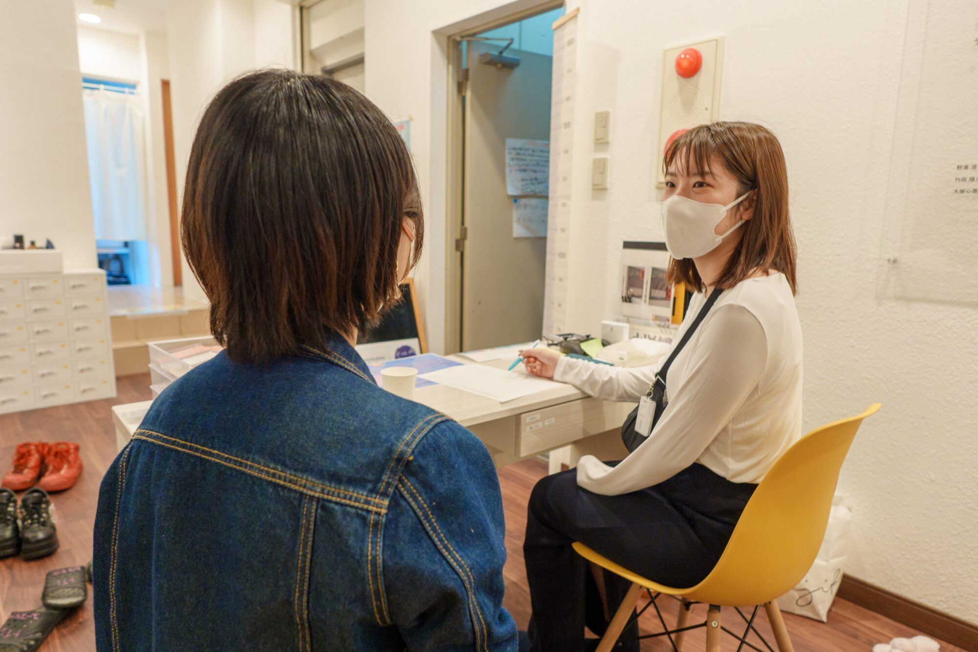 若い女性の相談に乗る女性