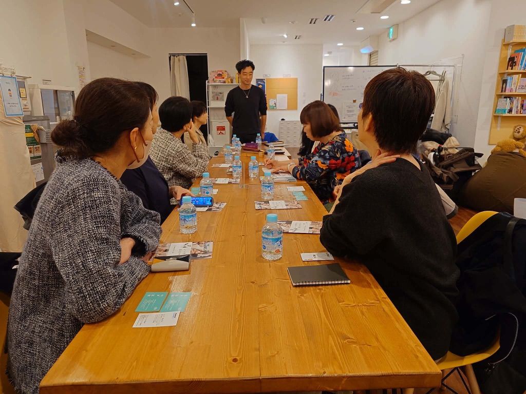 座って話を聞く女性たち