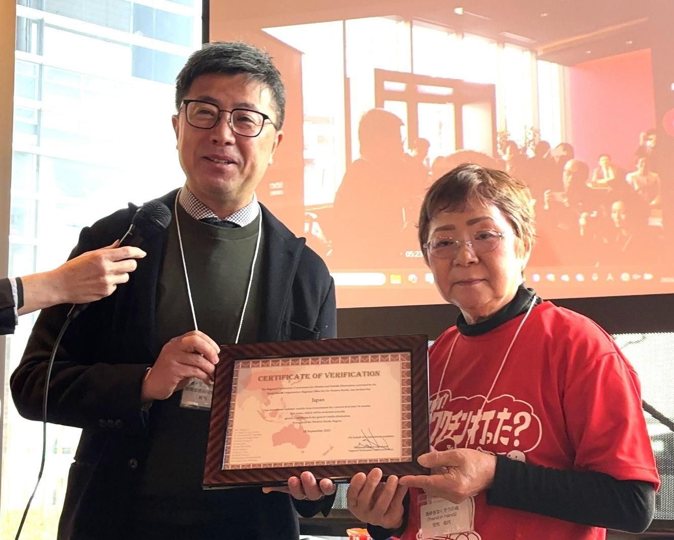 インタビューに答える男性と女性