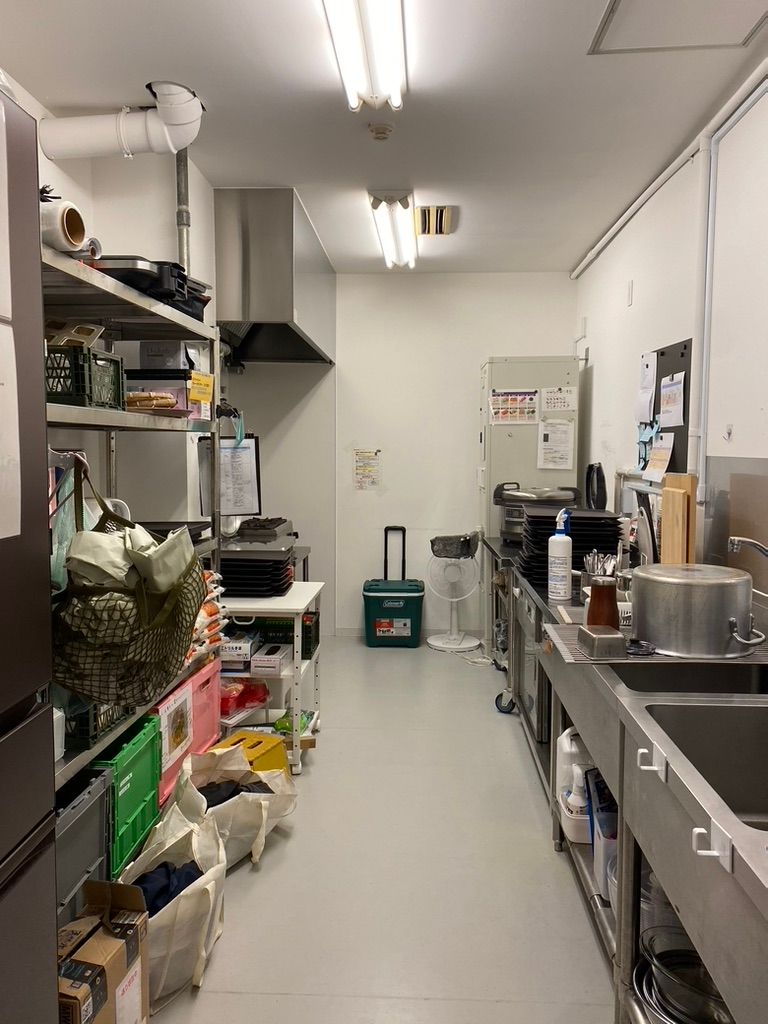 あたたかい食べ物を提供するキッチン