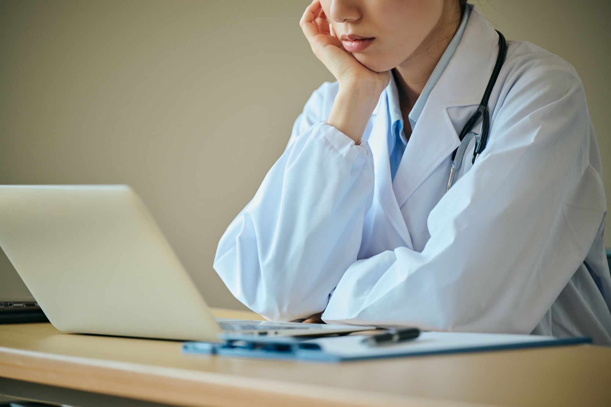 悩んでいる女性医師