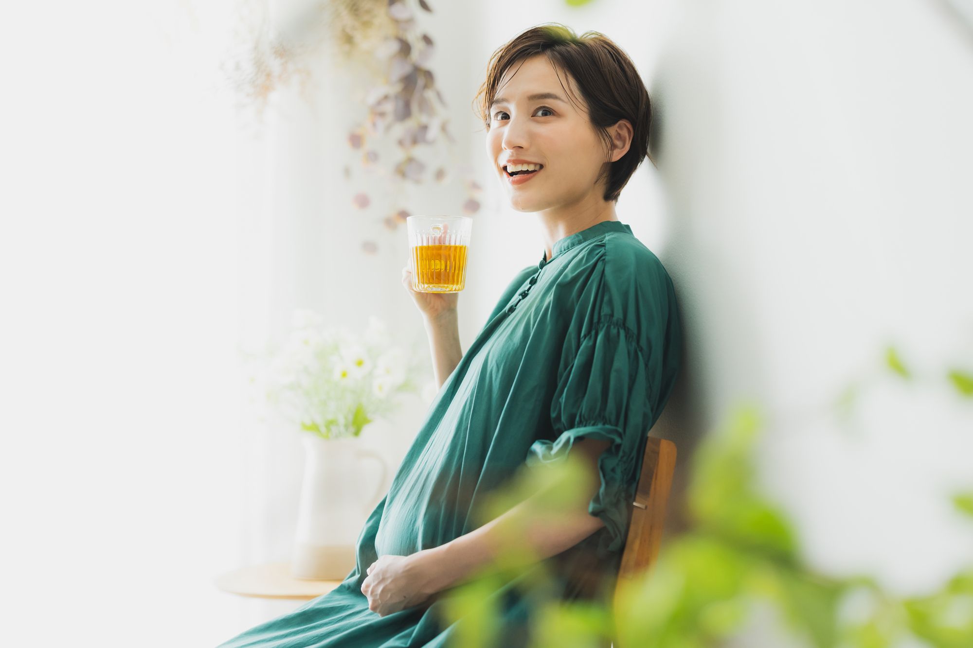 笑顔でお茶を飲む妊婦さん