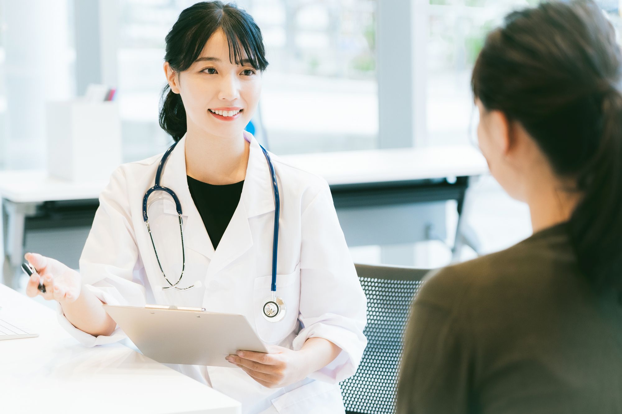 女性医師に相談する女性