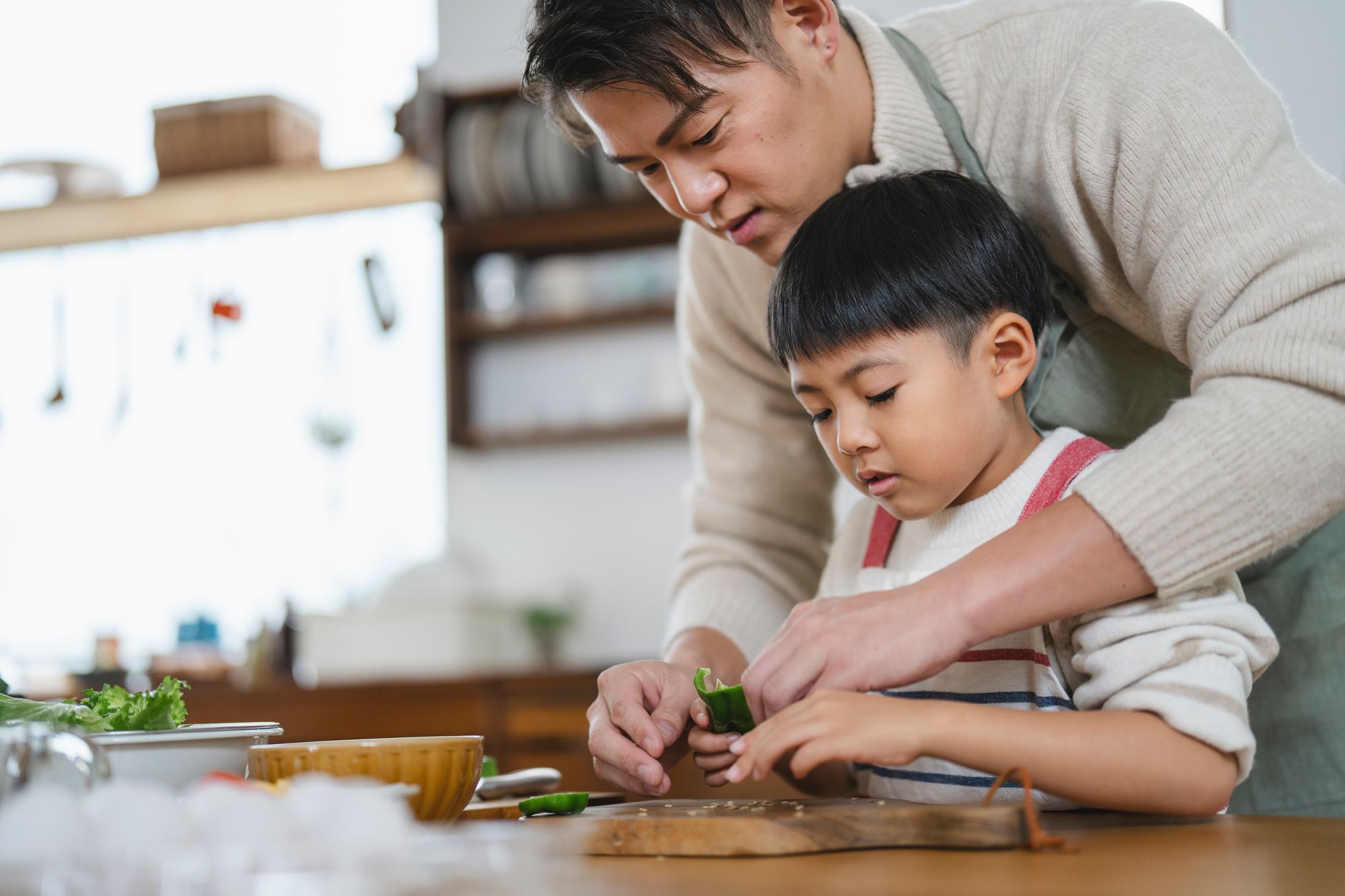 料理をする父と息子