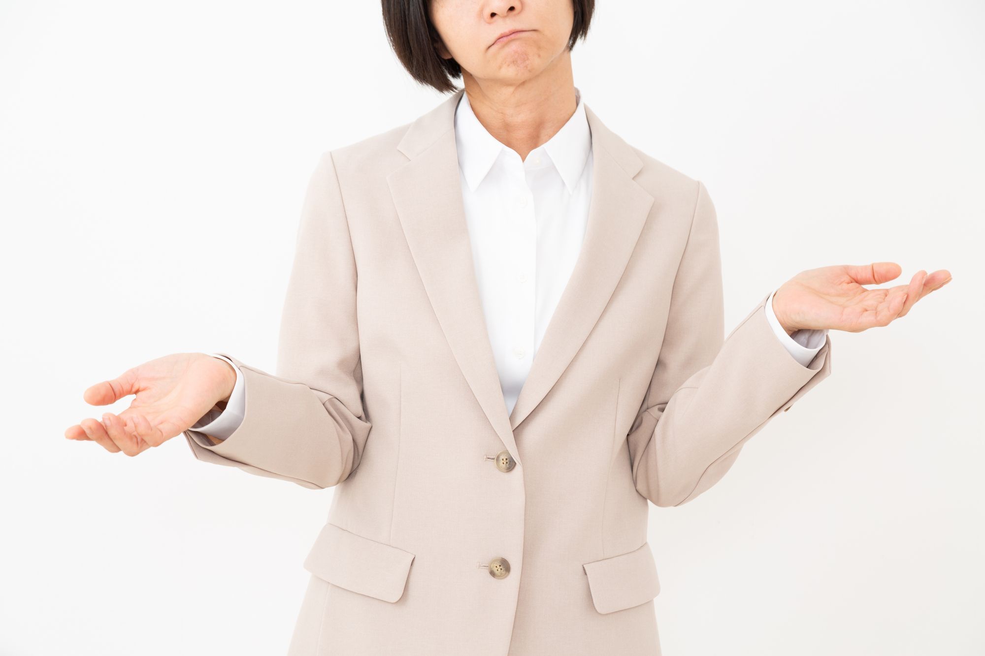 呆れた顔をする女性