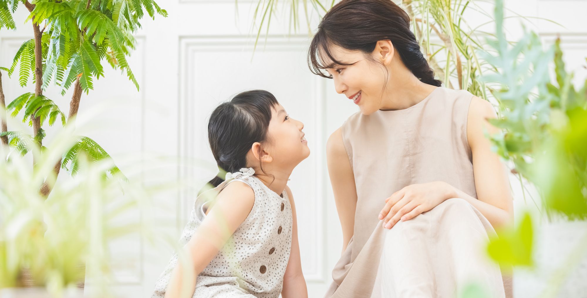 会話する母と娘