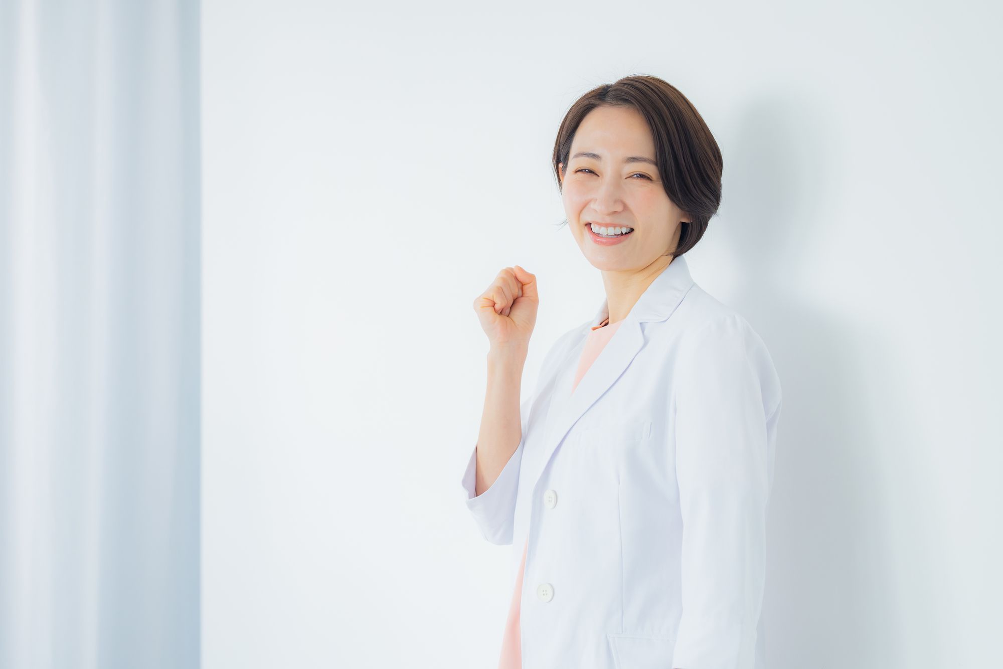 ガッツポーズをする女性医師