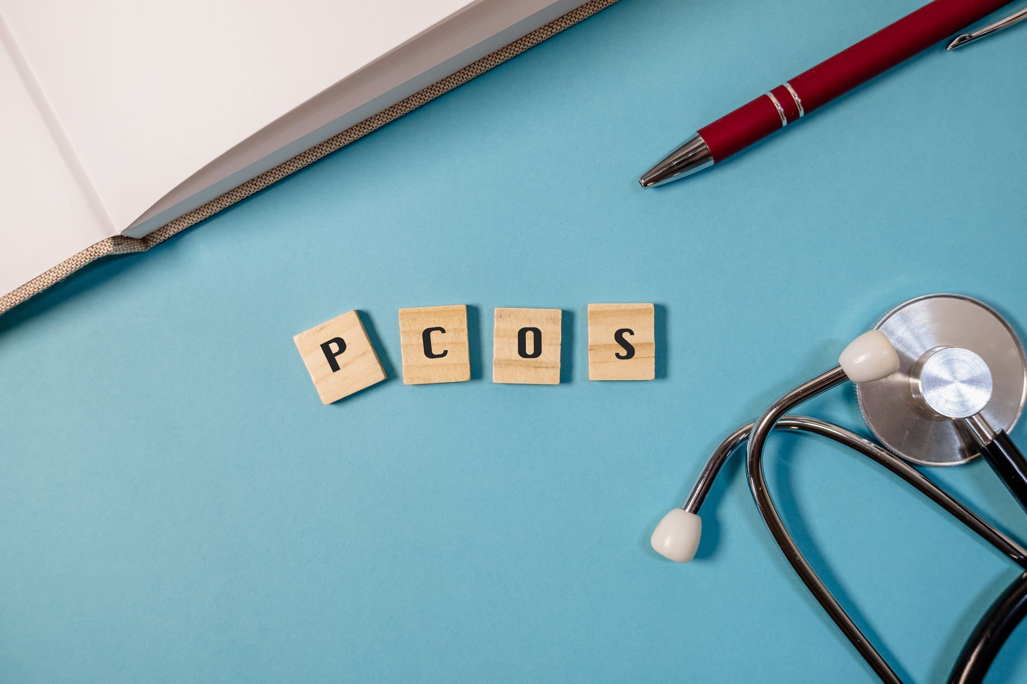 デスクの上に置かれたPCOSの積み木