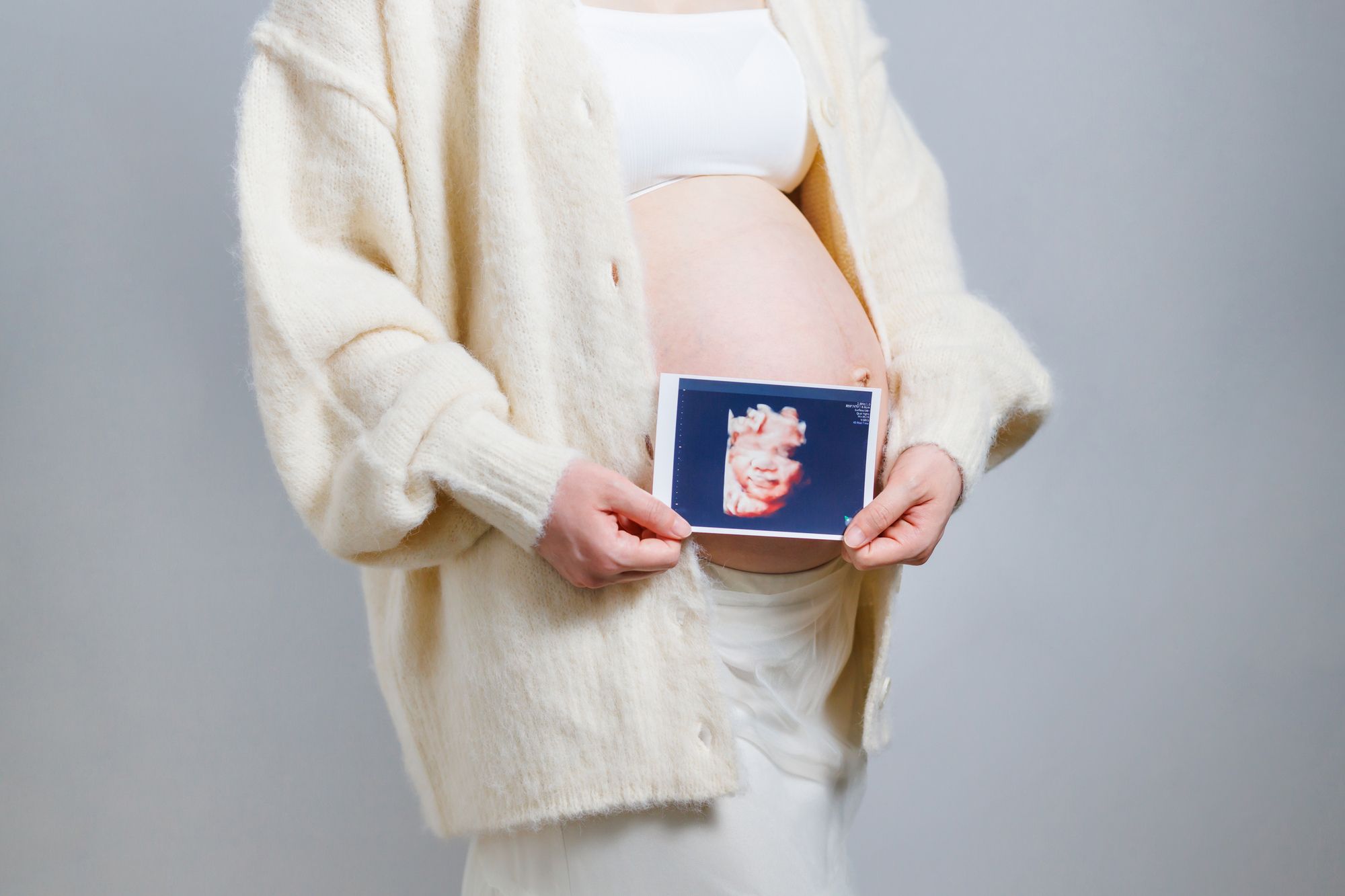 エコー写真を見せる妊婦さん