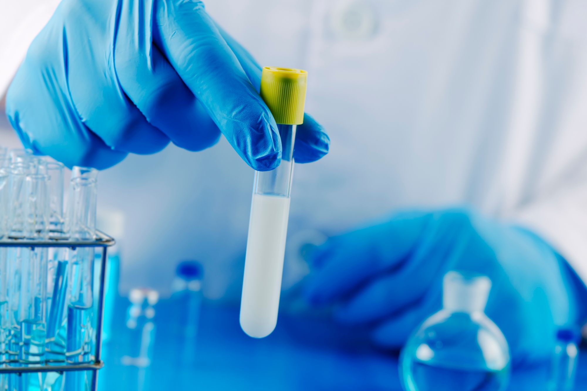 試験管を持った白衣の医療従事者