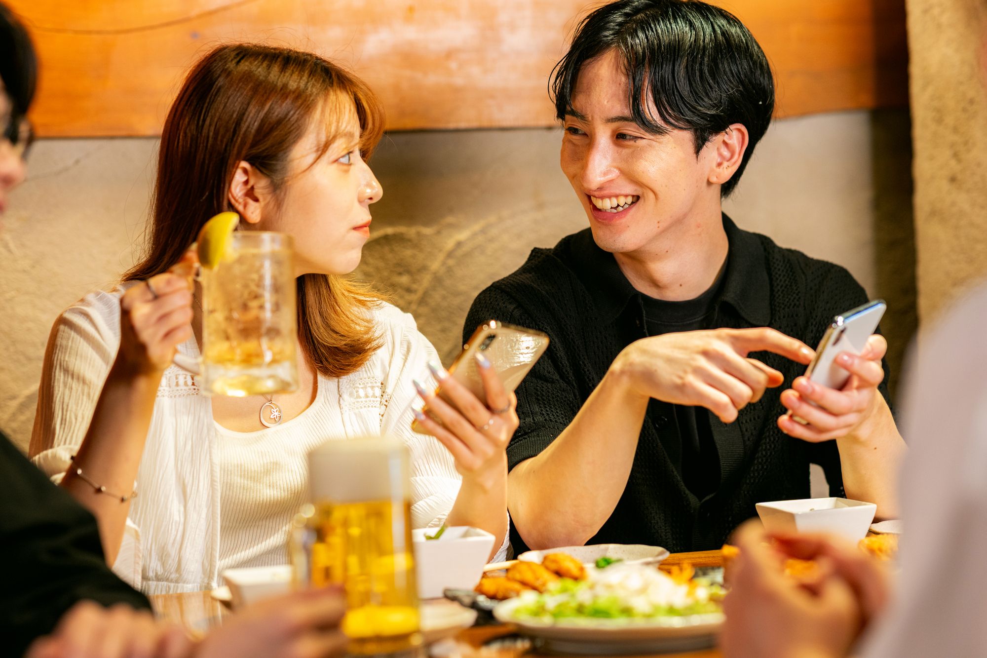 居酒屋で談笑する男女