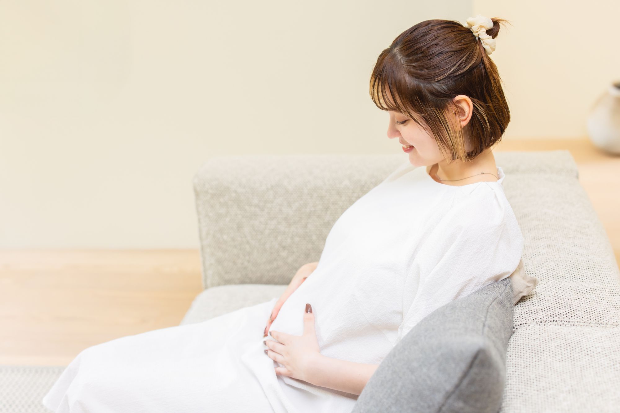 お腹をさする妊婦