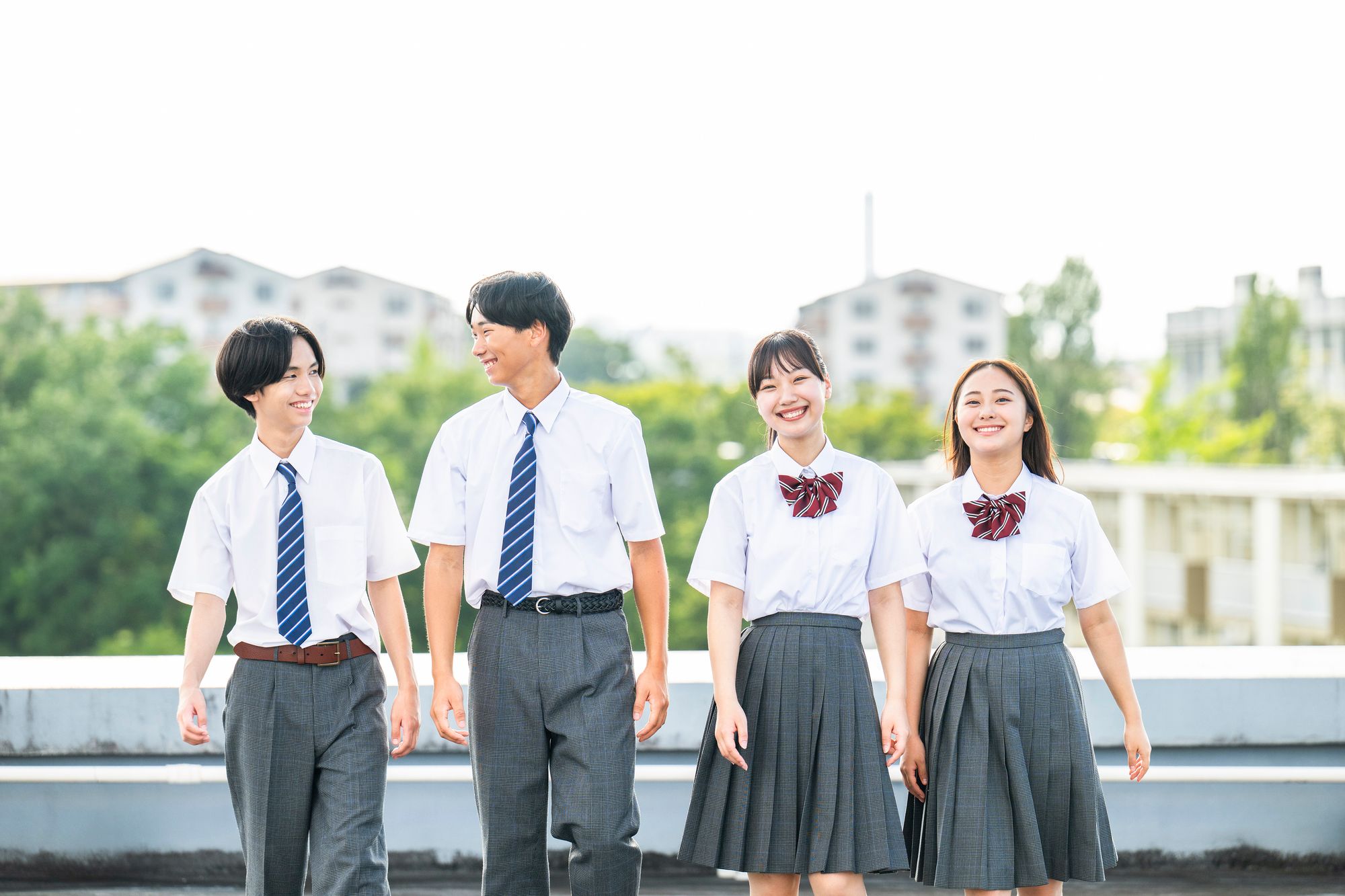 笑い合う高校生の男女4人