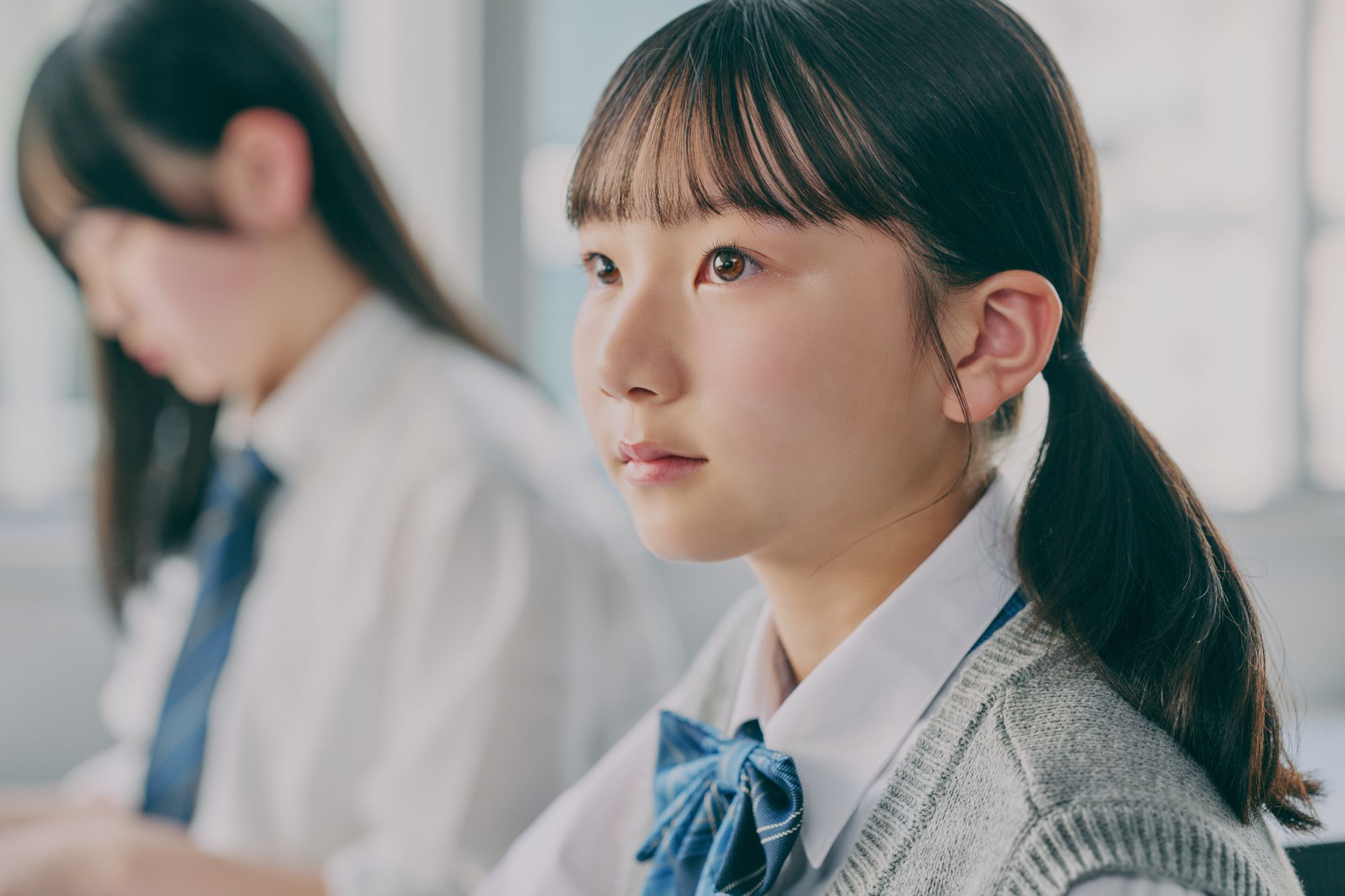授業を真面目に受ける女子中学生