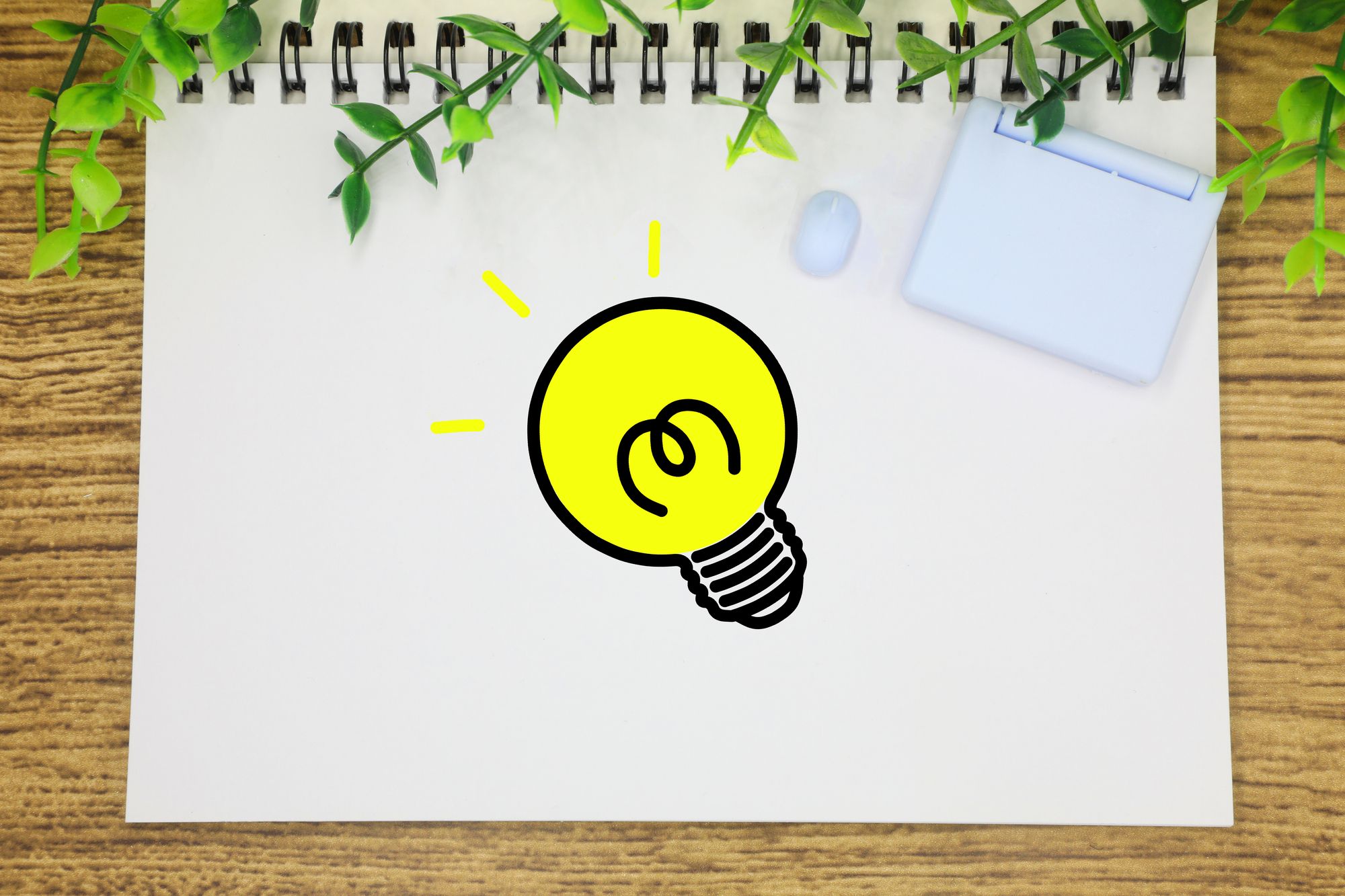 電球のイラストがかいたスケッチブック