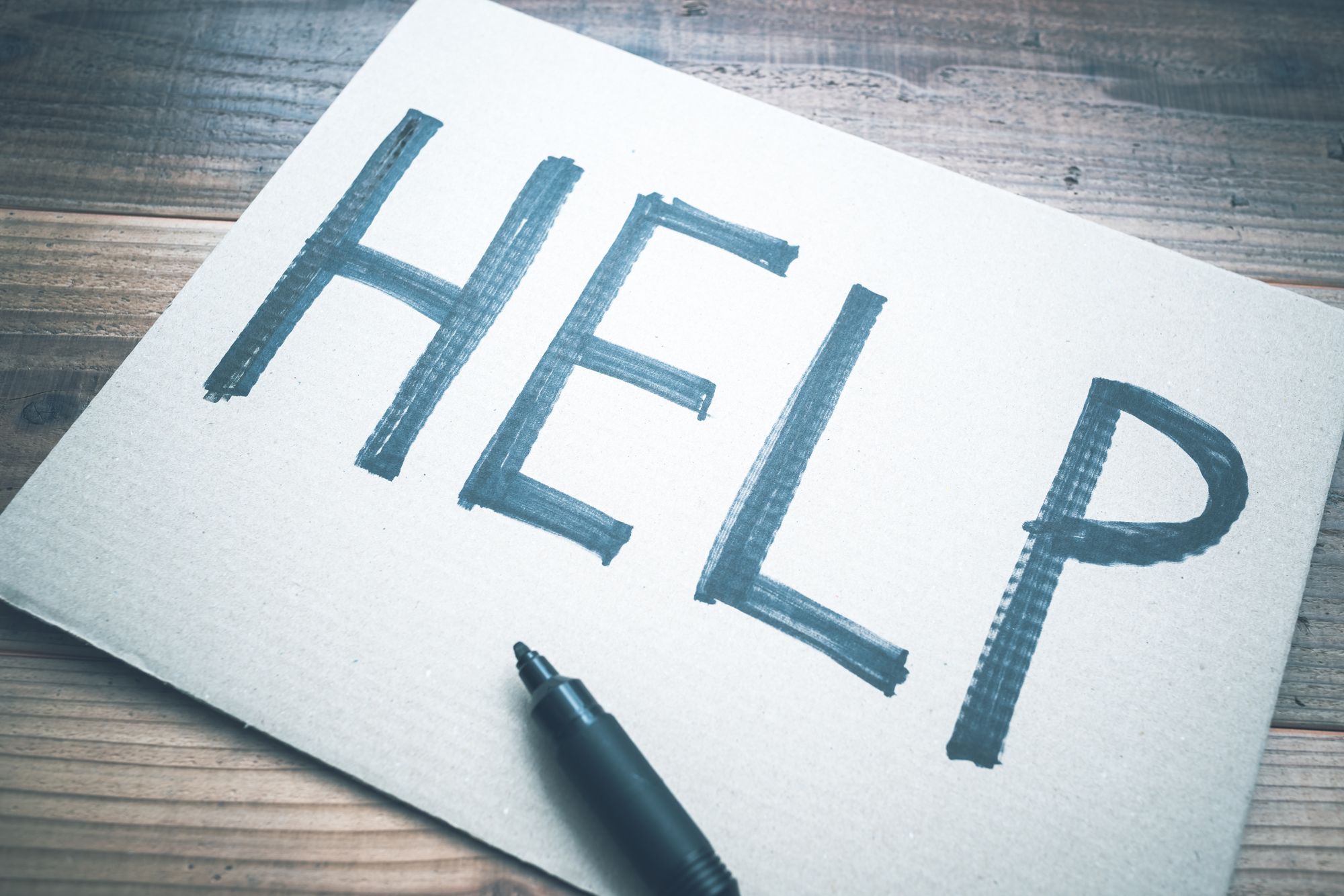 HELPという文字が書かれたスケッチブック