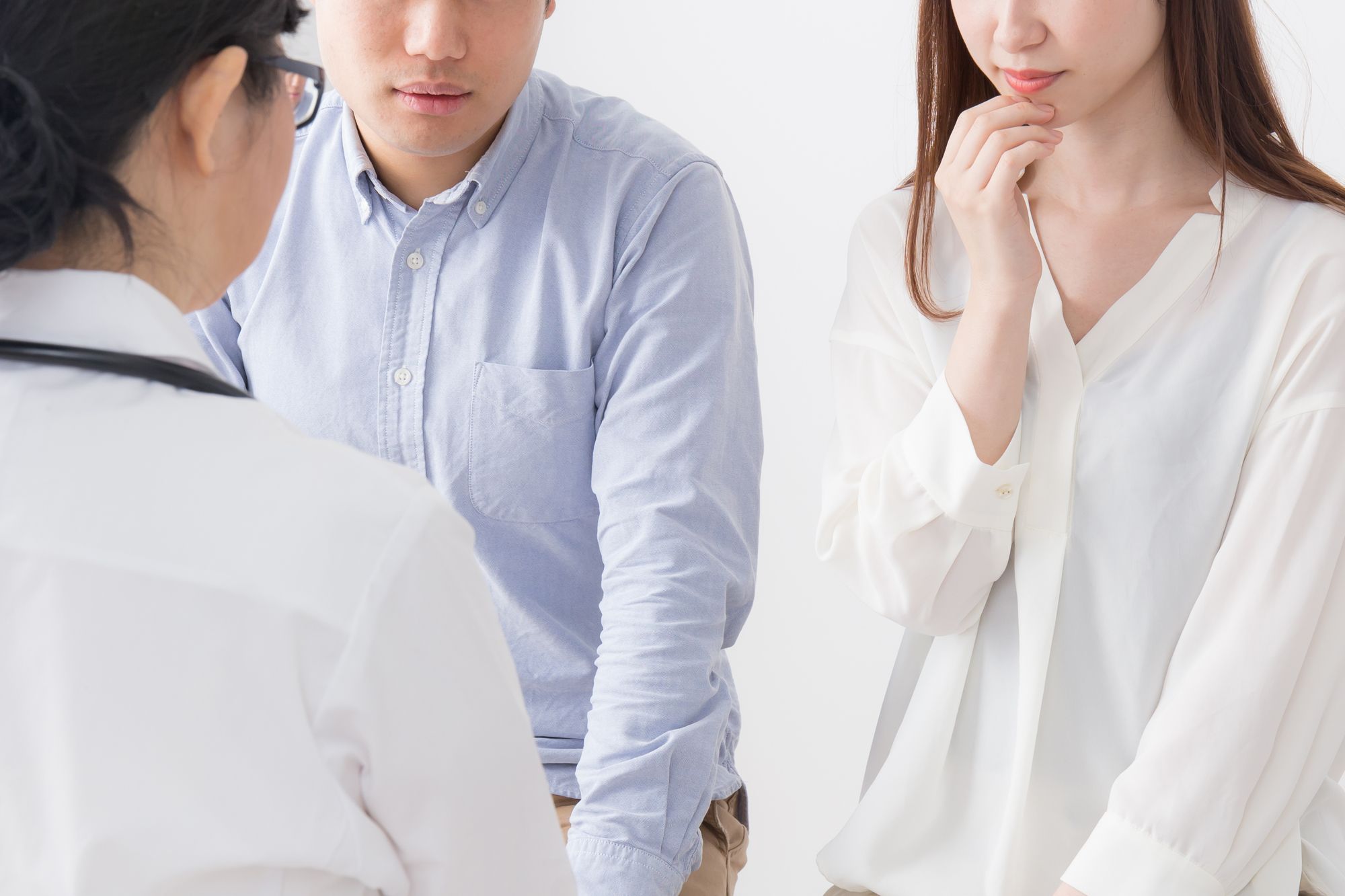 医師と相談する若い夫婦