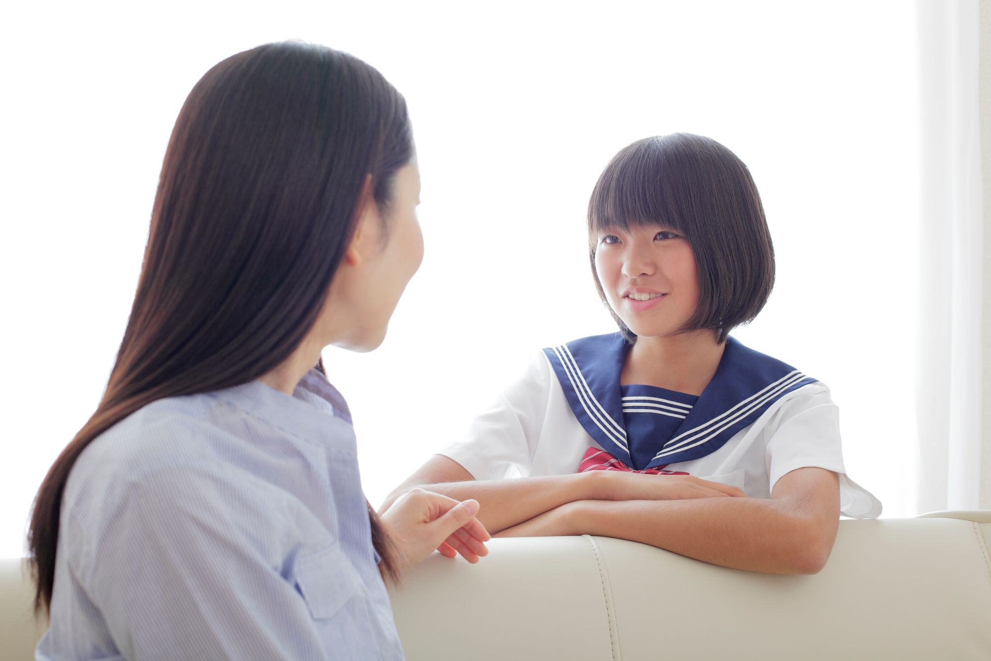 母親と学生の娘が自宅で話している