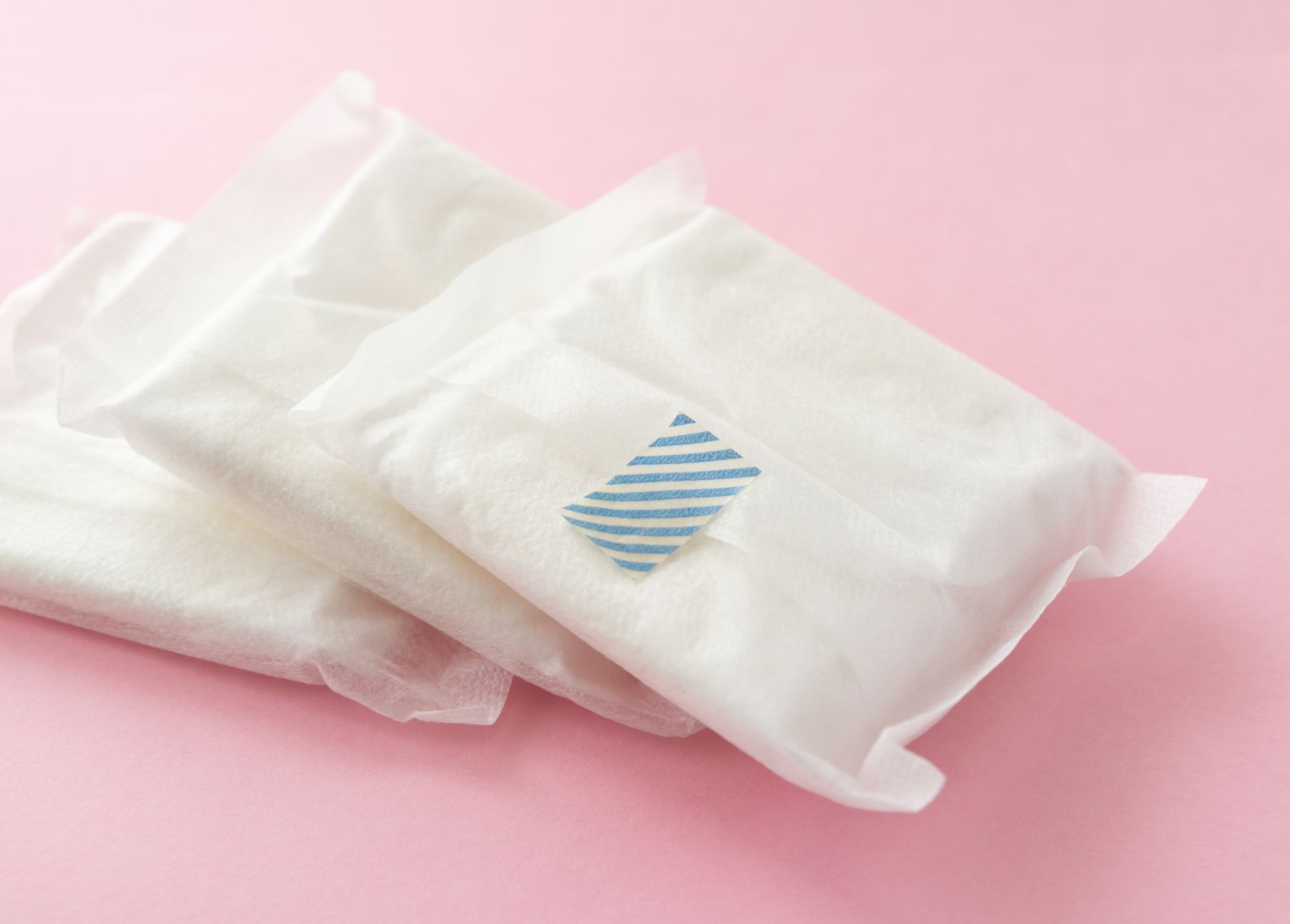 積まれた生理用ナプキン