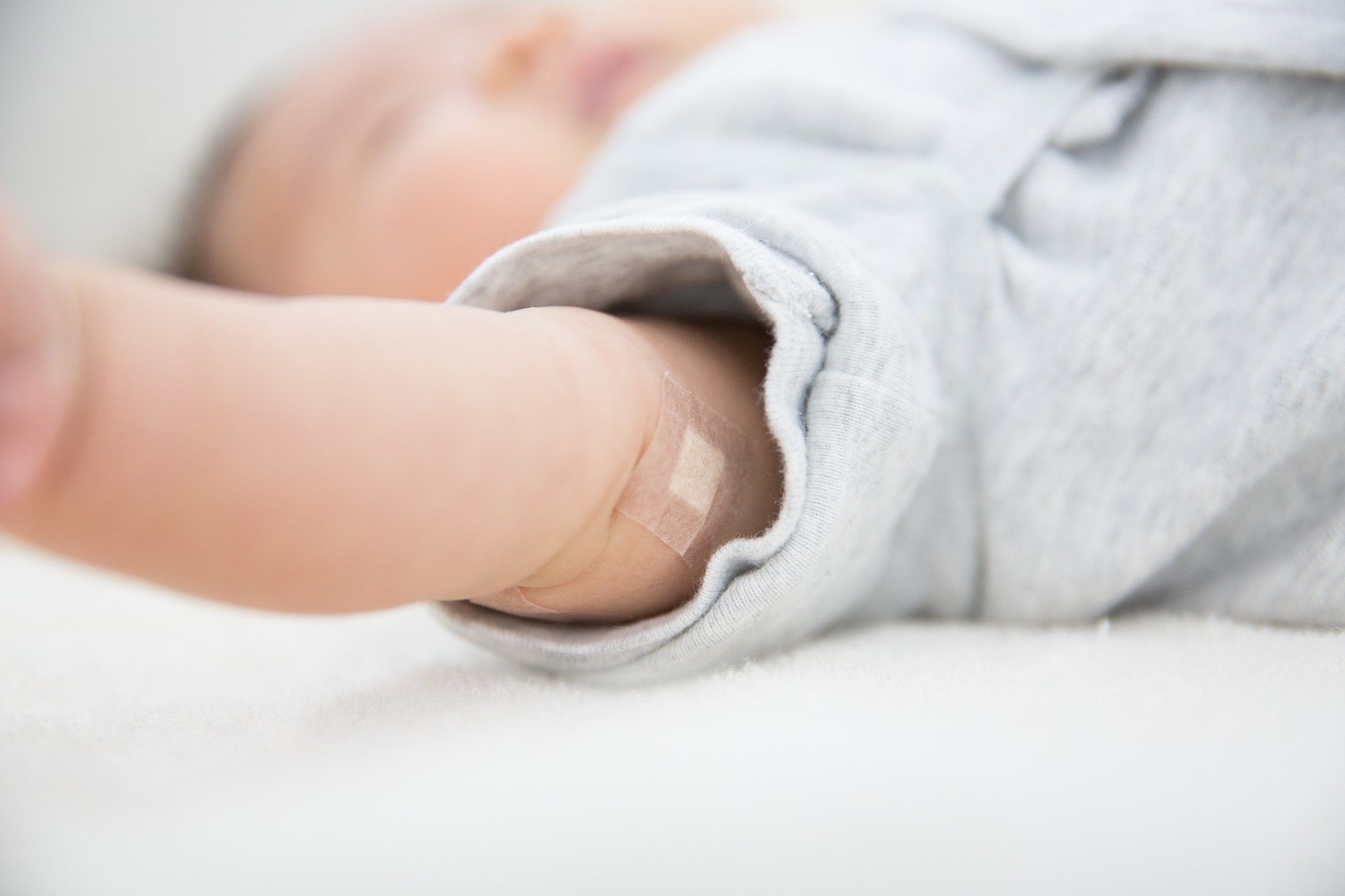 ワクチンを打った赤ちゃんの腕