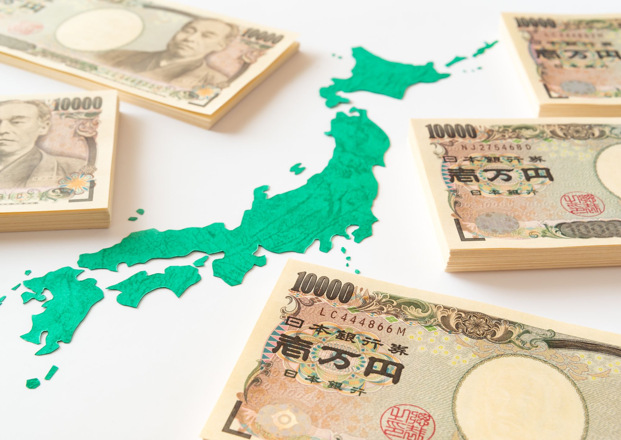 様々な額のお金と日本地図