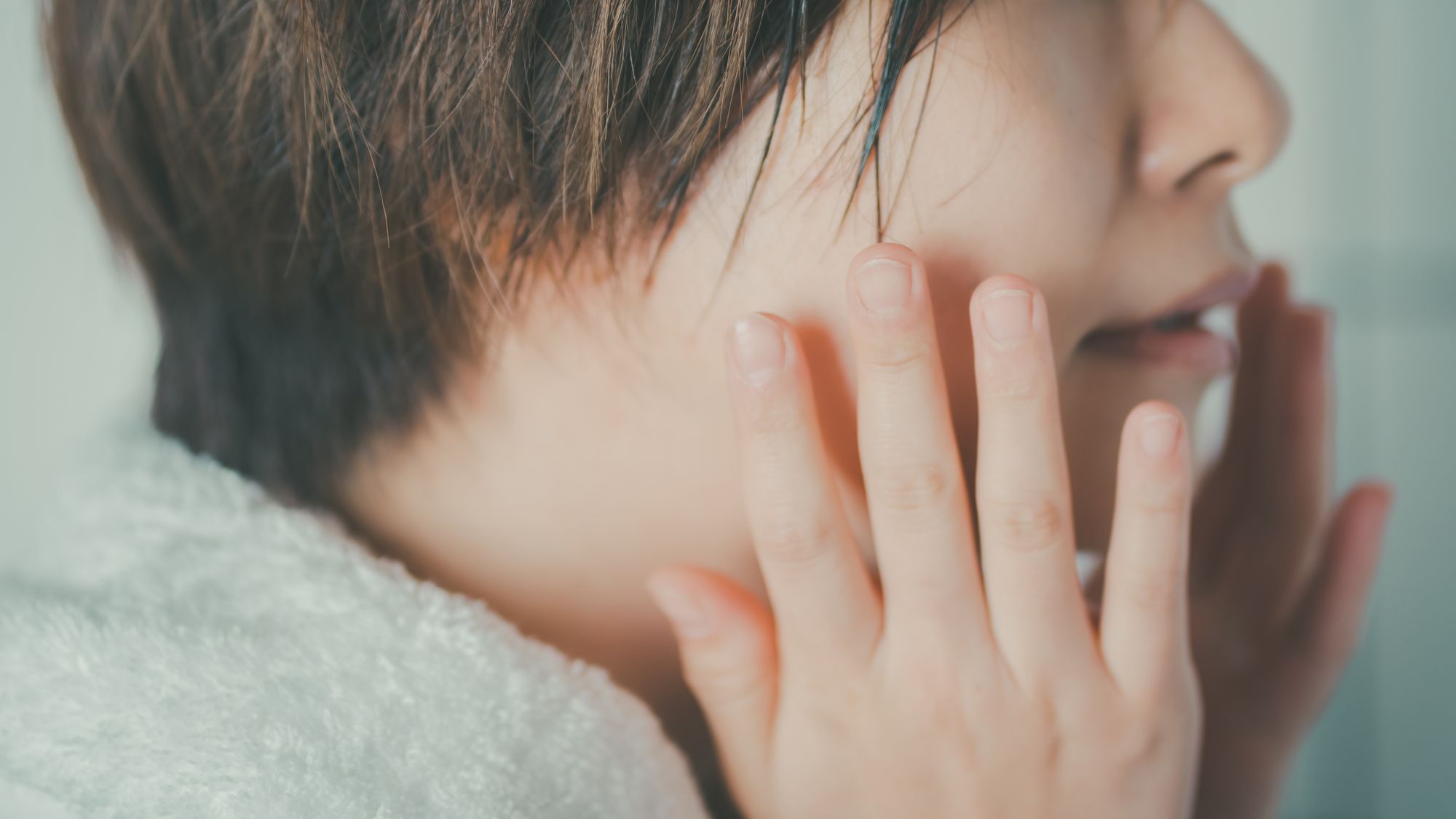 肌荒れを気にする女性　鏡