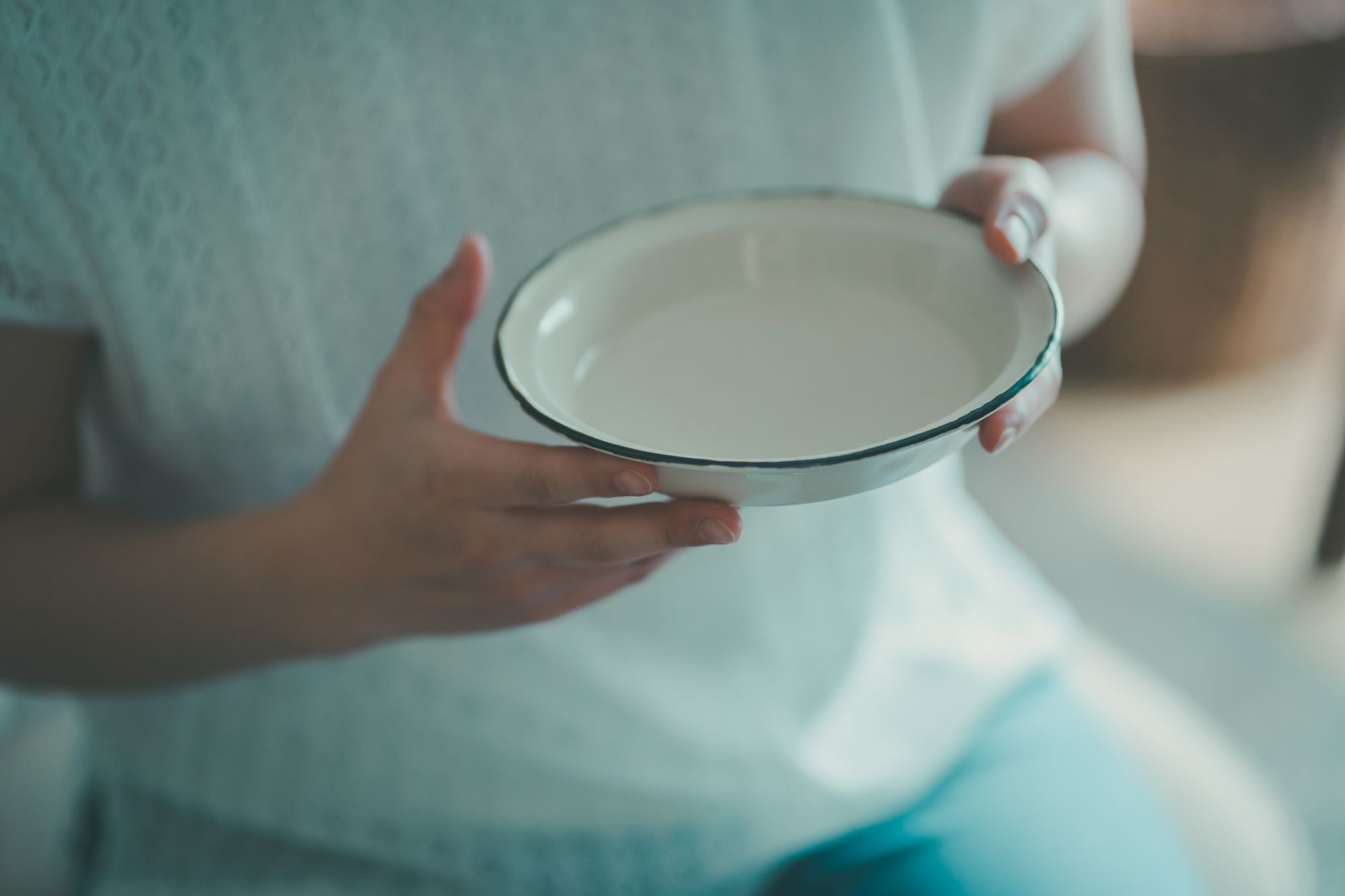 小さなお皿を持つ女性