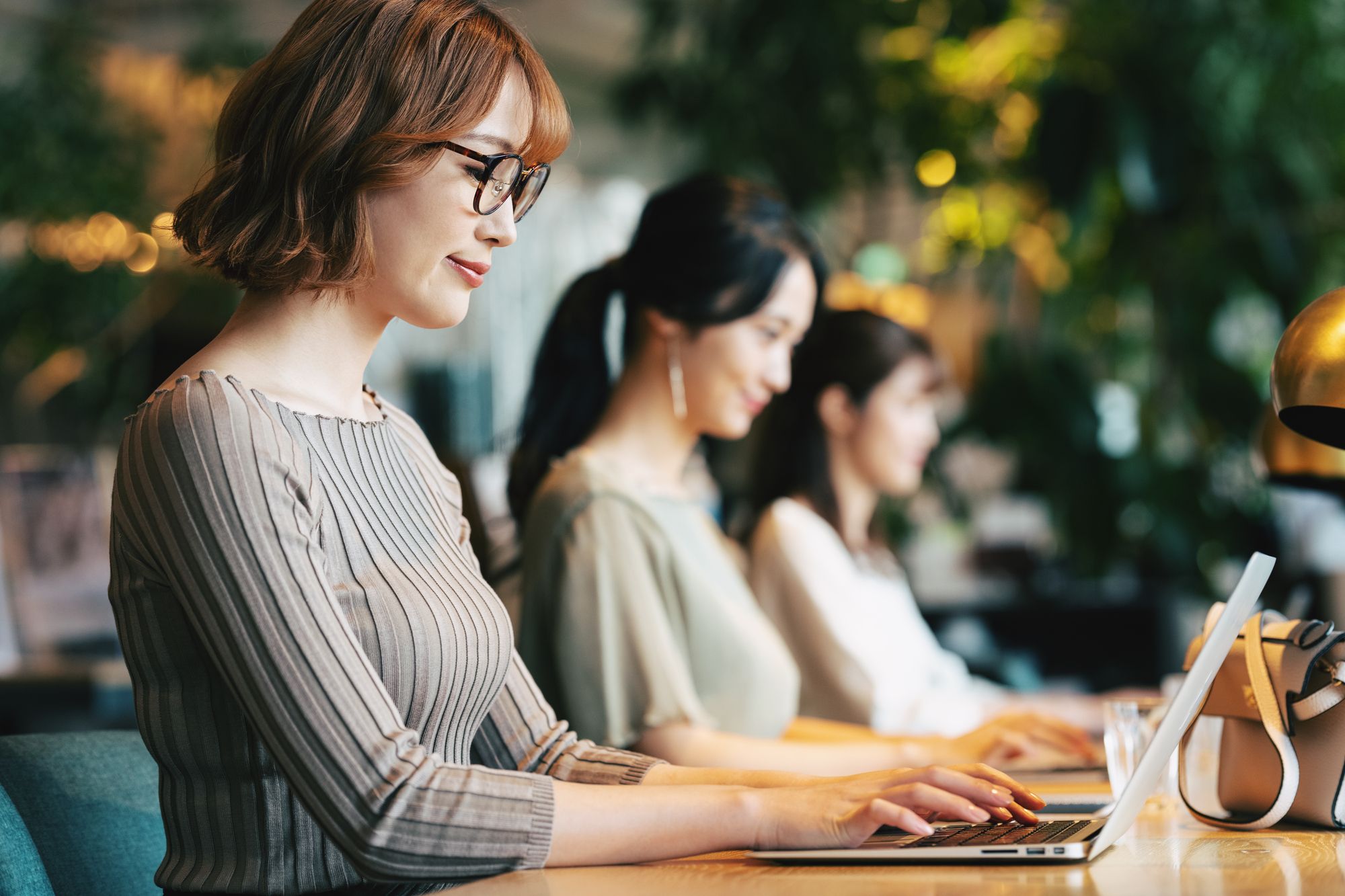 コワーキングスペースで仕事をする女性たち