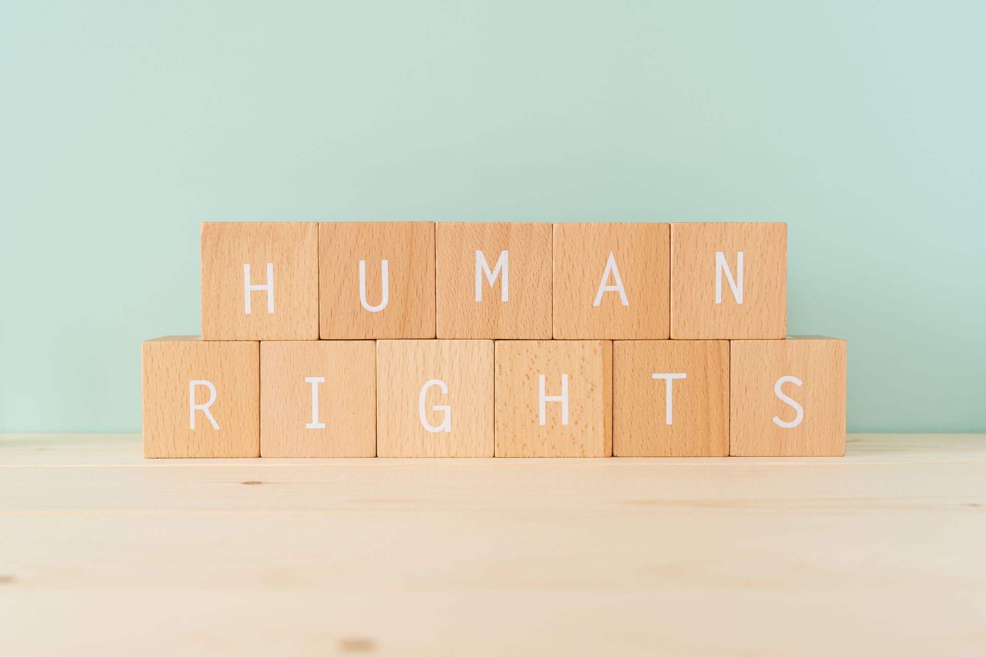 HUMAN RIGHTSという文字と積み木