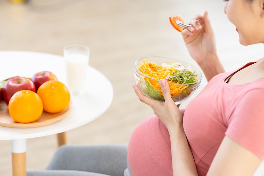 妊婦　女性　食事　サラダ　果物　牛乳