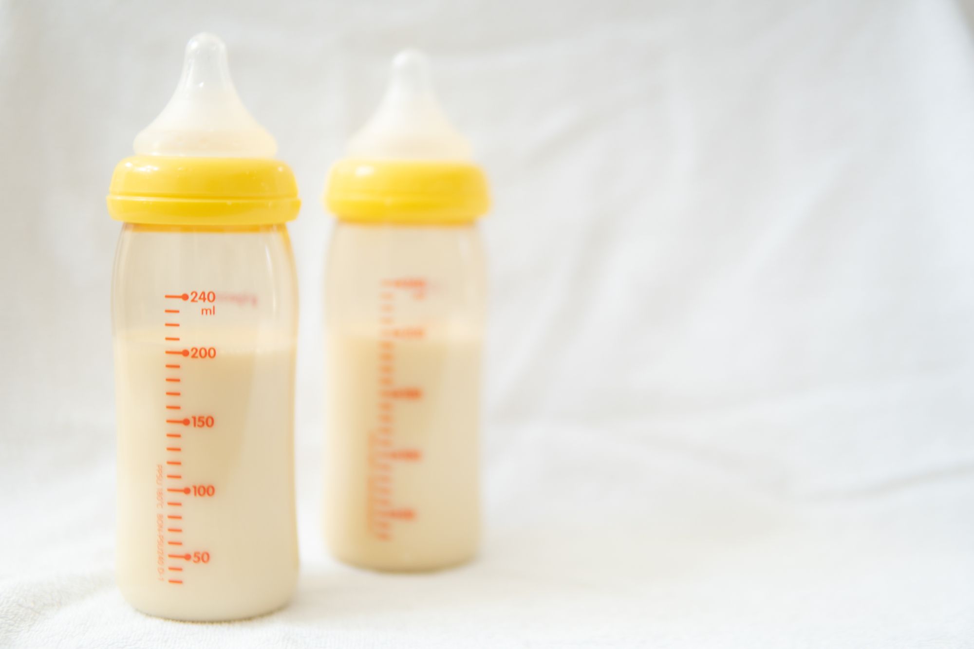 哺乳瓶に入った2本のミルク