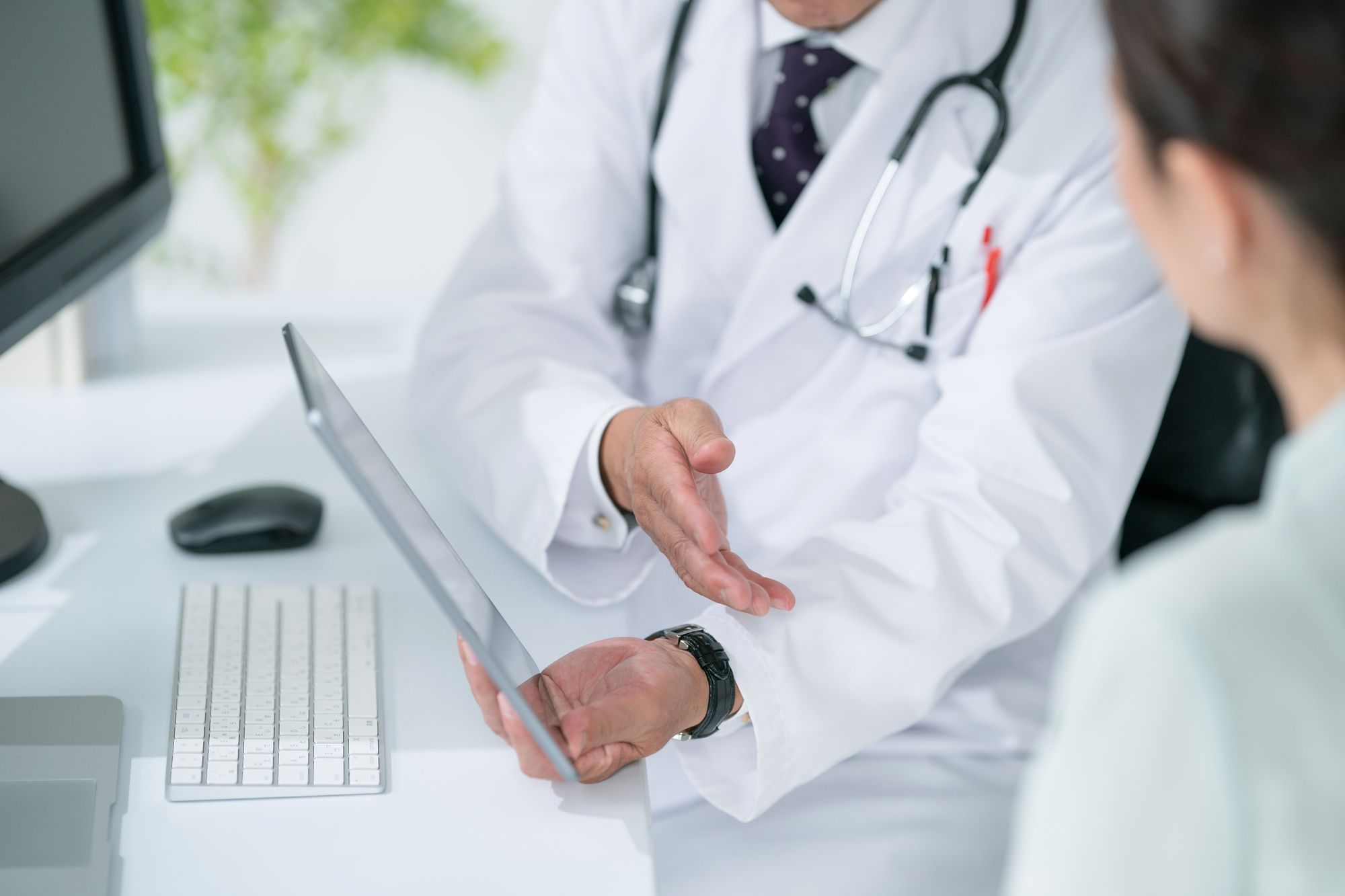 医師と女性の診察