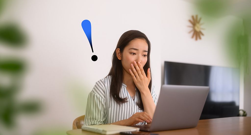 女性 オフィス 仕事中 驚き