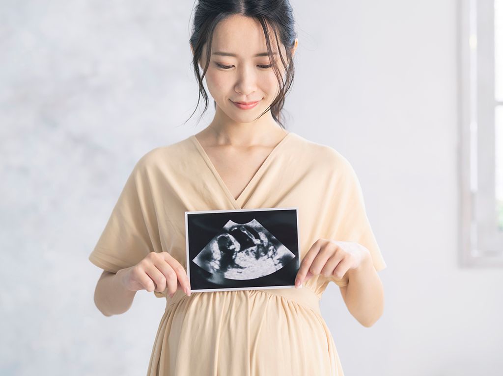 女性　妊婦　エコー写真　出生前診断