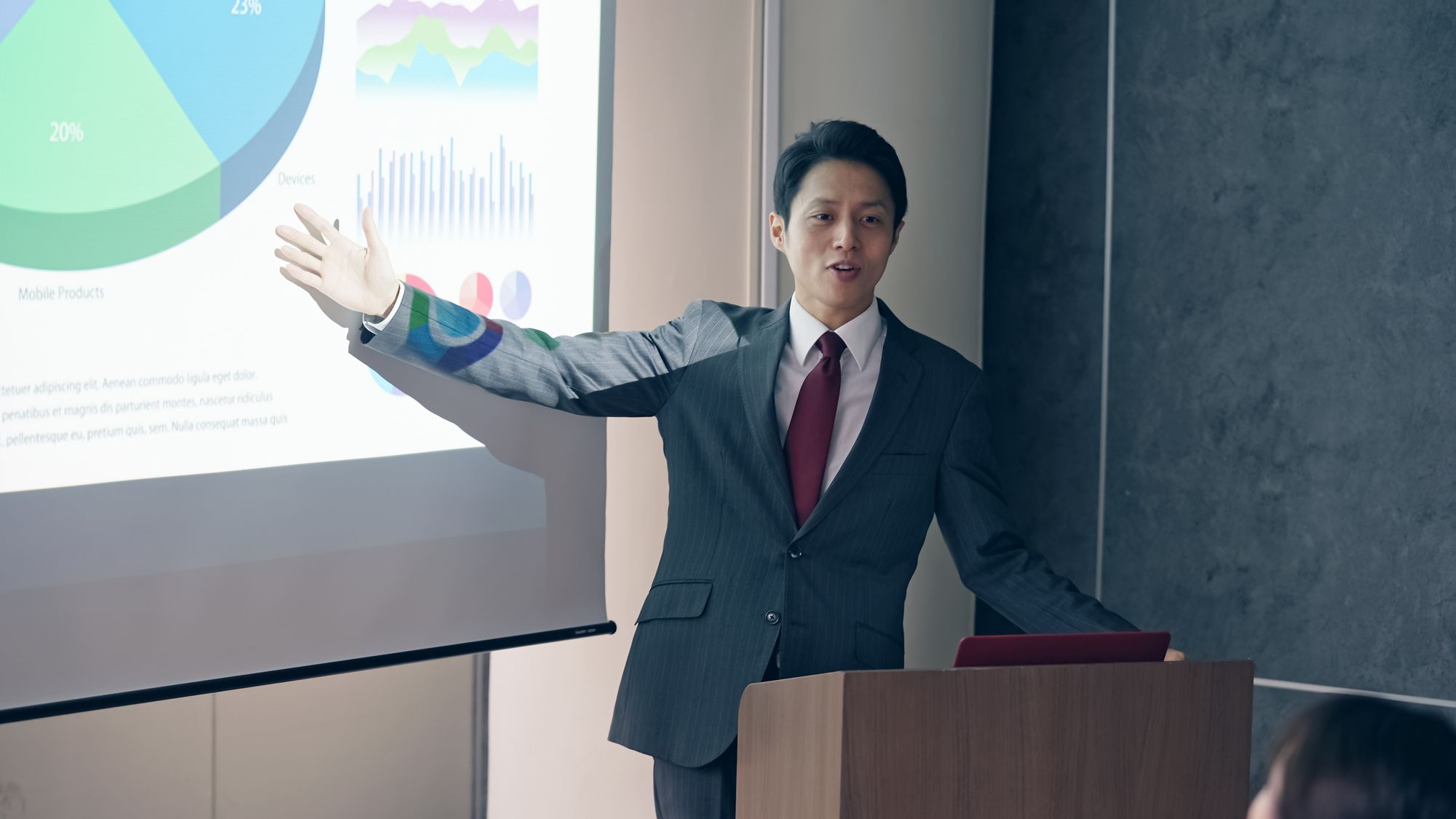 登壇する男性 学会