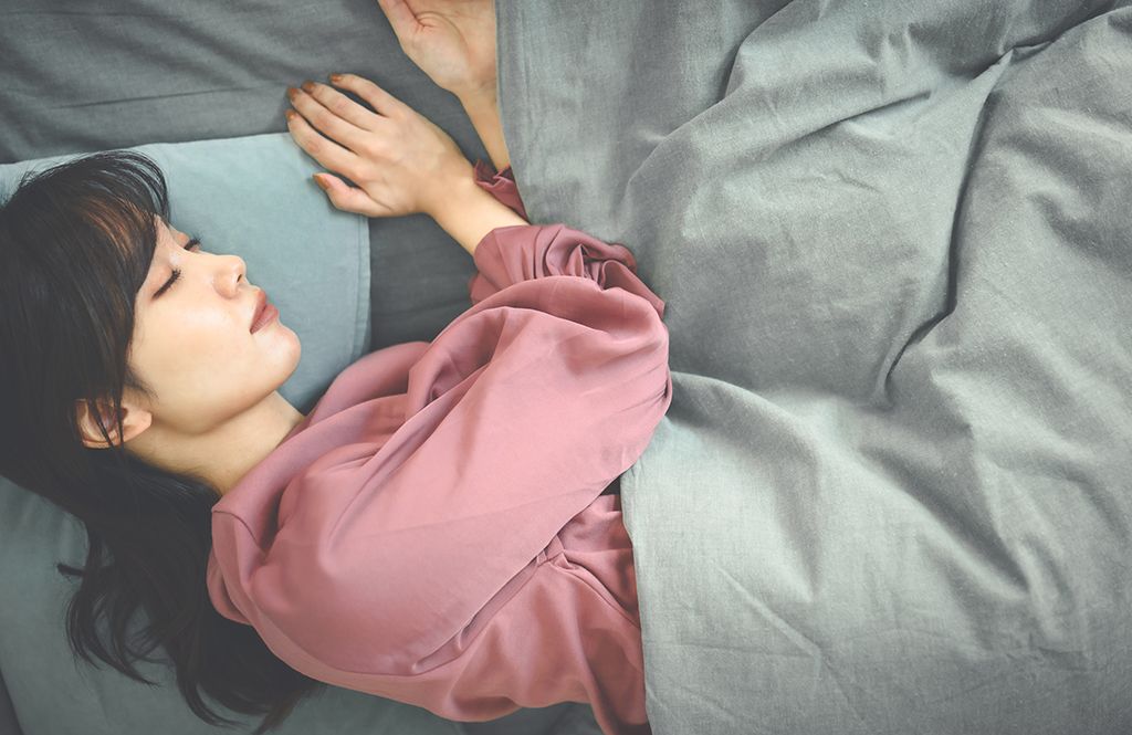 女性 睡眠 ベッド