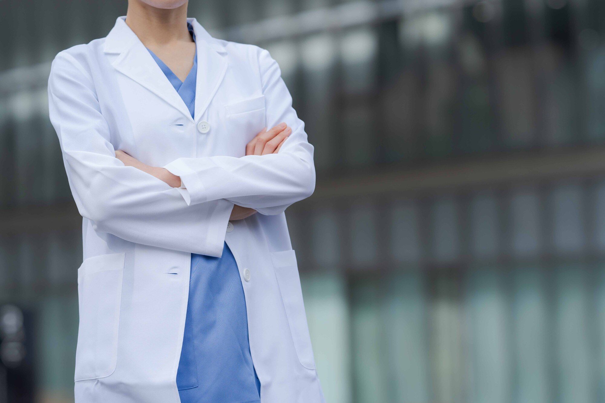 腕を組む女性医師