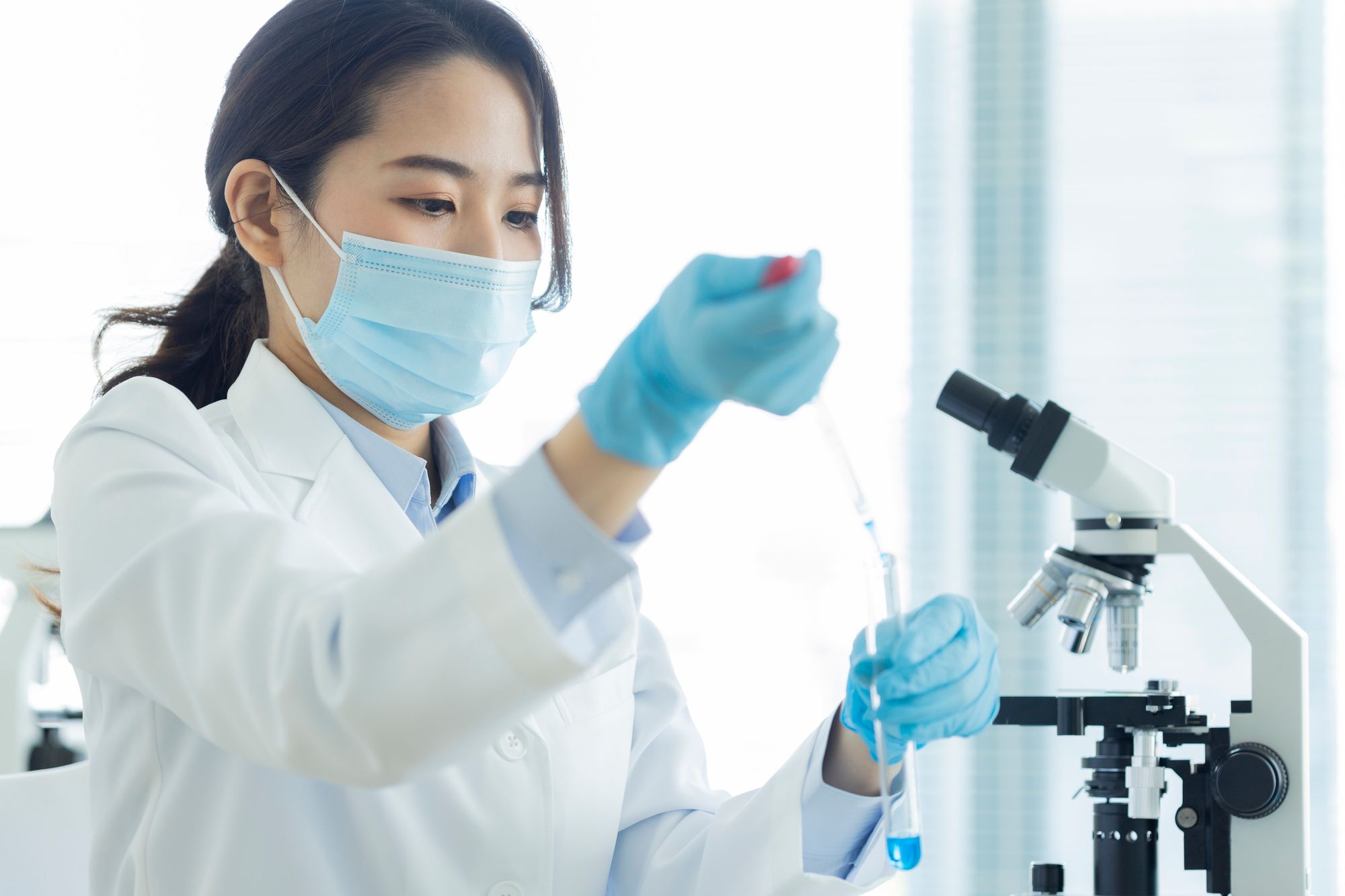 実験する研究員