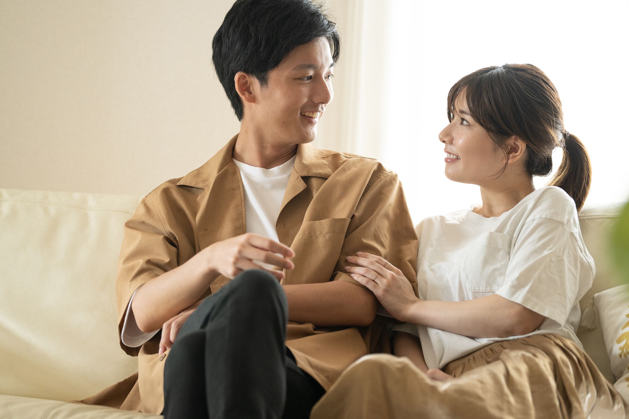 見つめ合うカップル